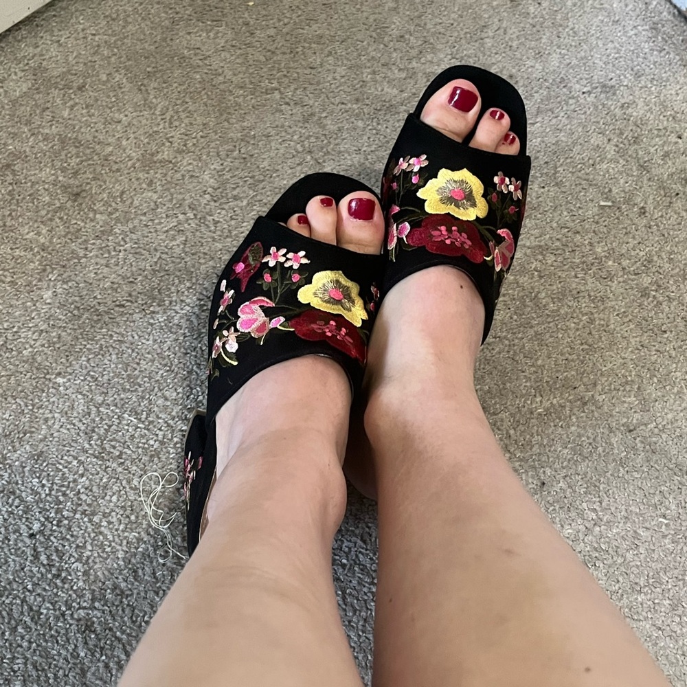 Shoedazzle Floral Embroidered Black Heels